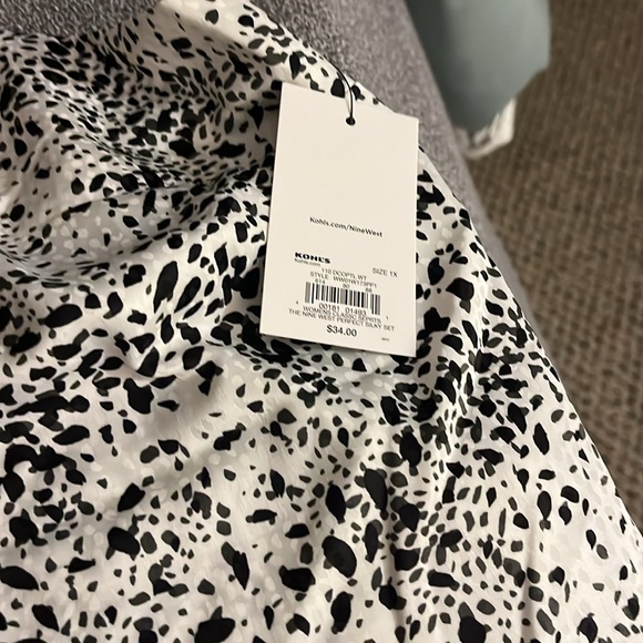 NWT. Women's size 1X silky tank top with adjustable straps. - Picture 2 of 6